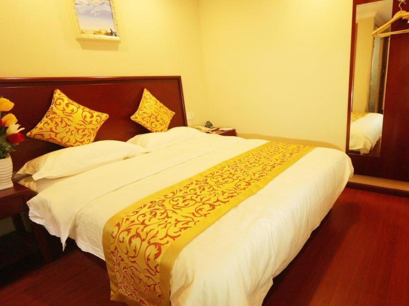 Greentree Inn Zhejiang Jiaxing West Zhongshan Road Vintage Car Building Express Hotel Exterior photo
