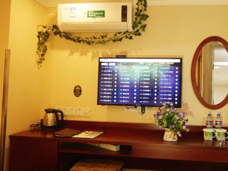 Greentree Inn Zhejiang Jiaxing West Zhongshan Road Vintage Car Building Express Hotel Exterior photo